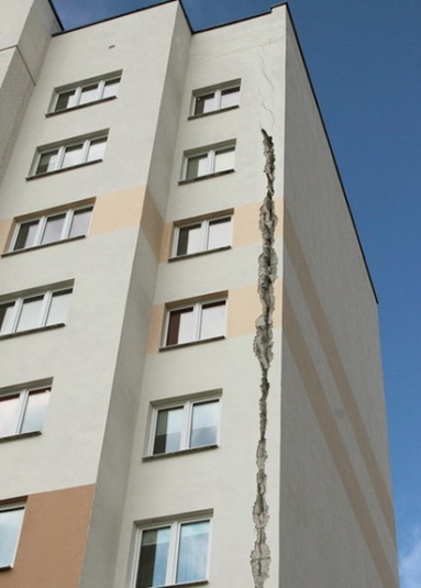 В Гродно в одной из новостроек по ул.Соломенковской появились большие трещины, протянувшиеся от фундамента до крыши