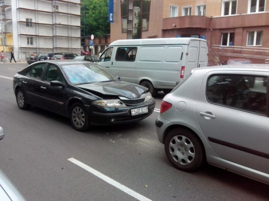 В Мозыре произошло ДТП с участием двух "французов" и такси (фото)