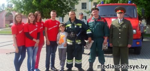 Волонтёры Красного Креста провели акцию "Дети" в День защиты детей Волонтёры Красного Креста провели акцию "Дети" в День защиты детей