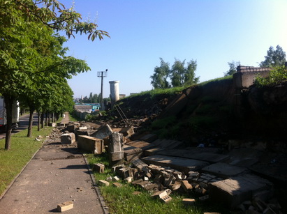 Последствия грозы в Гродно: по улице Победы на пешеходную дорожку обрушилась стена
