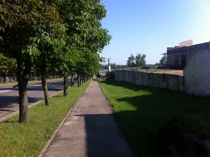 Последствия грозы в Гродно: по улице Победы на пешеходную дорожку обрушилась стена