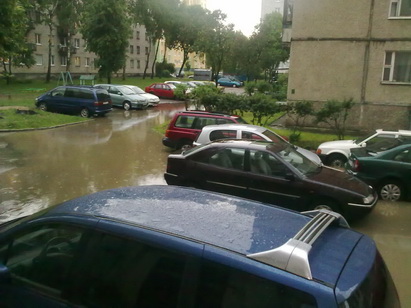 Последствия грозы в Гродно: по улице Победы на пешеходную дорожку обрушилась стена