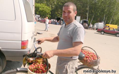 В клубничной столице даже крупную ягоду принимают по три тысячи