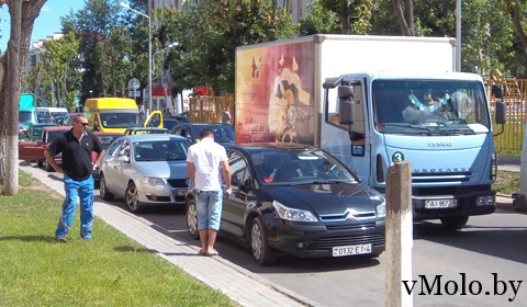 Остановлено движение возле рынка (фото)