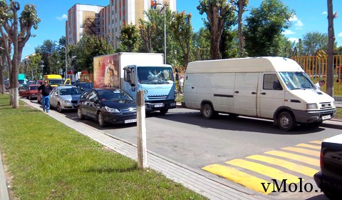 Остановлено движение возле рынка (фото)