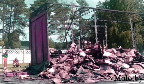 Возле военной части под Молодечно на ходу загорелся прицеп с картоном