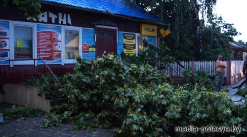 Субботним вечером по Лунинцу и району пронёсся ураган. Опасность новой бури сохраняется