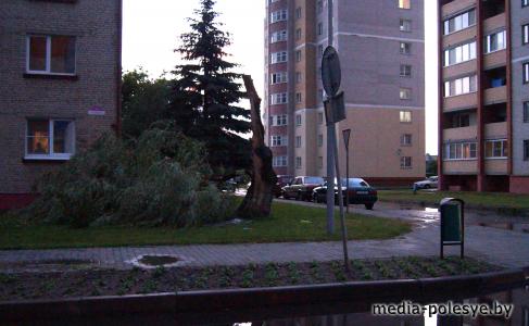 Субботним вечером по Лунинцу и району пронёсся ураган. Опасность новой бури сохраняется