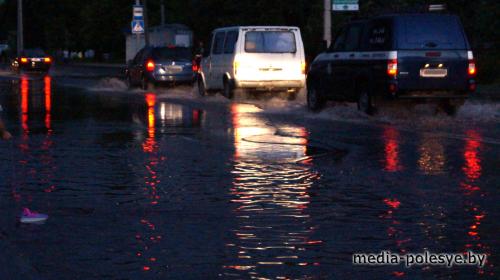 Субботним вечером по Лунинцу и району пронёсся ураган. Опасность новой бури сохраняется
