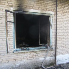 В Красносельском соседи спасли на пожаре женщину