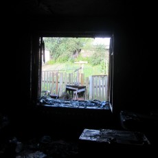 В Красносельском соседи спасли на пожаре женщину