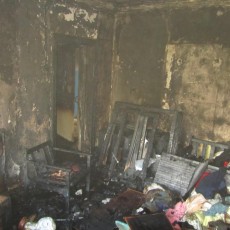 В Красносельском соседи спасли на пожаре женщину