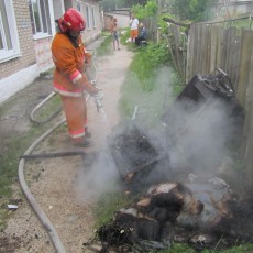 В Красносельском соседи спасли на пожаре женщину