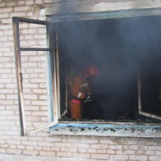 В Красносельском соседи спасли на пожаре женщину