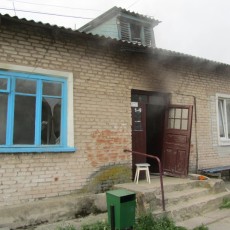 В Красносельском соседи спасли на пожаре женщину