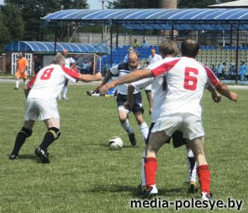 На соревнованиях в Сарнах футбольная команда ветеранов Столинского района взяла бронзу