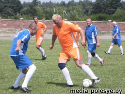 На соревнованиях в Сарнах футбольная команда ветеранов Столинского района взяла бронзу