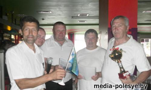 На соревнованиях в Сарнах футбольная команда ветеранов Столинского района взяла бронзу