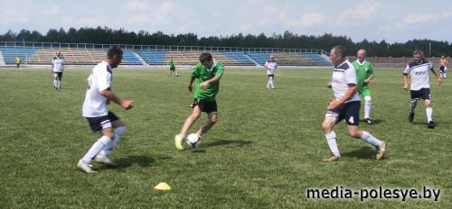 На соревнованиях в Сарнах футбольная команда ветеранов Столинского района взяла бронзу