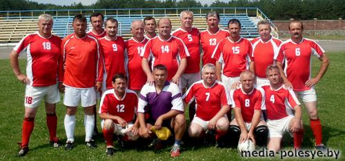 На соревнованиях в Сарнах футбольная команда ветеранов Столинского района взяла бронзу