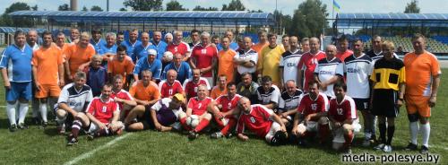 На соревнованиях в Сарнах футбольная команда ветеранов Столинского района взяла бронзу