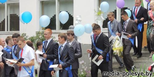 Дипломы выпускникам вручают в эти дни в Столинском аграрно-экономическом колледже