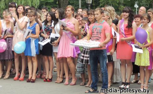 Дипломы выпускникам вручают в эти дни в Столинском аграрно-экономическом колледже