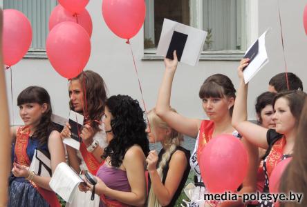 Дипломы выпускникам вручают в эти дни в Столинском аграрно-экономическом колледже