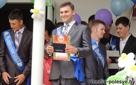 Дипломы выпускникам вручают в эти дни в Столинском аграрно-экономическом колледже