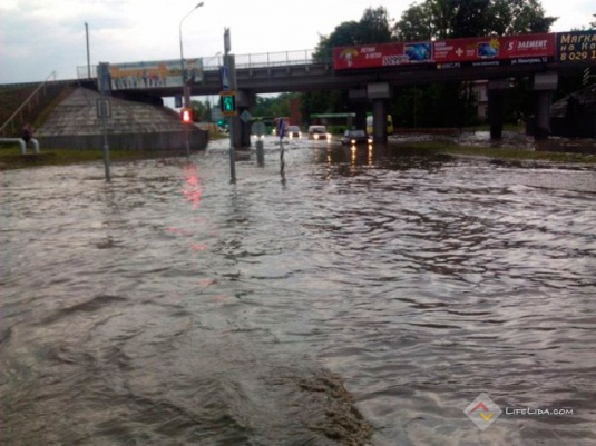 Во время сильного ливня в Лиде затопило улицы и ...