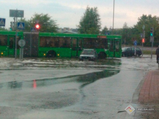 Во время сильного ливня в Лиде затопило улицы и ...