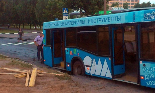 В Могилёве автобус провалился под асфальт (фото)