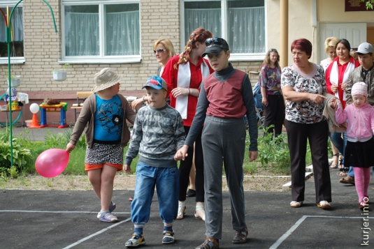 Дарили улыбки, радость и одежду