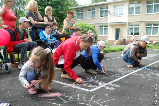 Дарили улыбки, радость и одежду