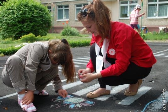 Дарили улыбки, радость и одежду