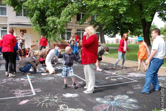 Дарили улыбки, радость и одежду