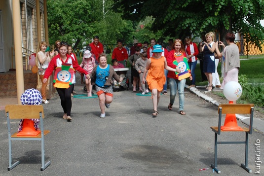 Дарили улыбки, радость и одежду