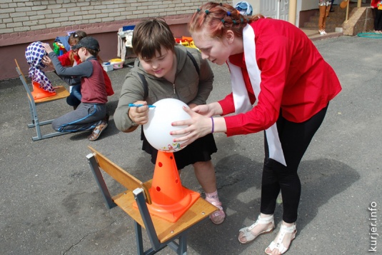 Дарили улыбки, радость и одежду