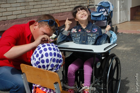 Дарили улыбки, радость и одежду