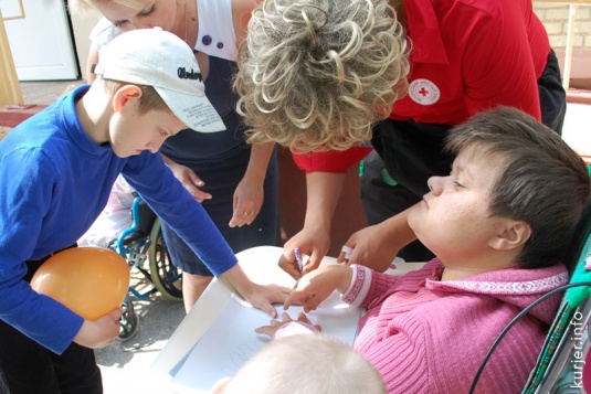 Дарили улыбки, радость и одежду