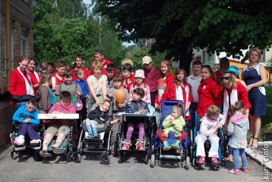 Дарили улыбки, радость и одежду