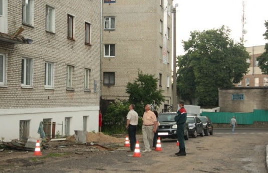 В Слониме женщина упала на асфальт вместе с обвалившимся балконом