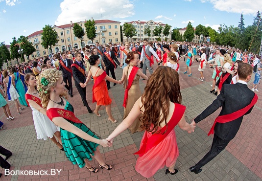 Волковыск проводил выпускников в большую жизнь
