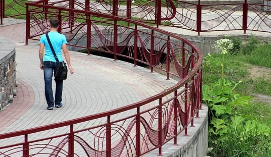 Городничанка постепенно превращает “Швейцарскую долину” в болото