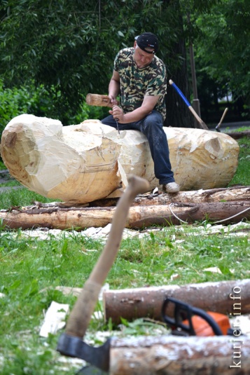 В парке делают скульптуры. Как это происходит