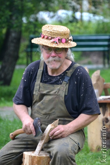 В парке делают скульптуры. Как это происходит