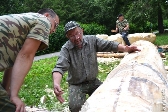 В парке делают скульптуры. Как это происходит