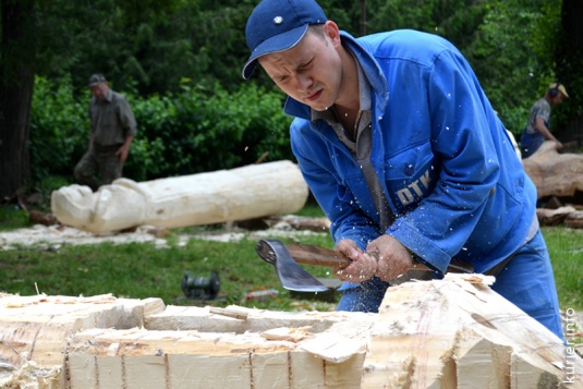 В парке делают скульптуры. Как это происходит