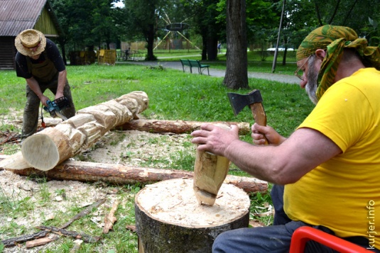 В парке делают скульптуры. Как это происходит