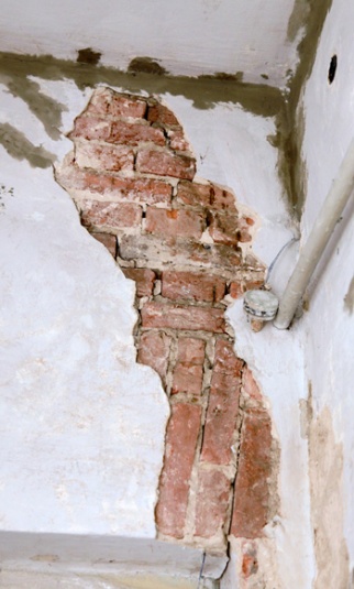 В Бресте многодетной маме предложили арендную квартиру, непригодную для жизни